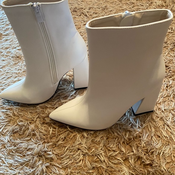 Super cute white, pointy toe, square heel booties size EUR 38, 7.5. - Picture 2 of 8